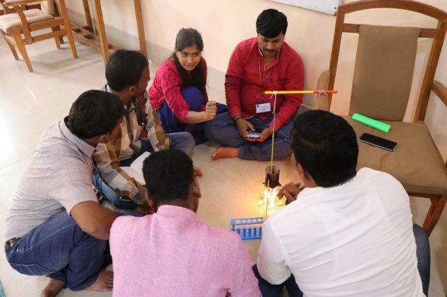 Resource Person Honey clearing the doubts of teachers.