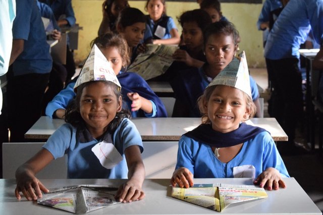 Kya kar rahe ho? Topi bana rahe hain.