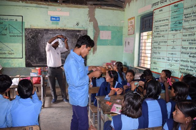 Kagaz ki titli banayenge.